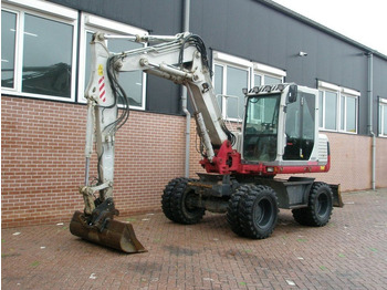 حفارة على عجلات TAKEUCHI TB175