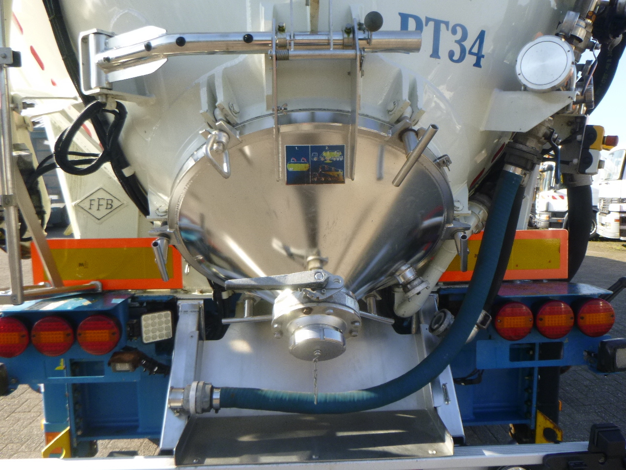 نصف مقطورة صهريج لنقل طحين Feldbinder Powder tank alu 60 m3 / Compressor diesel engine.: صور 11