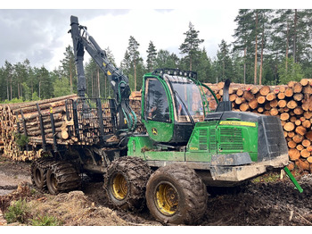 شاحنات نقل الأخشاب في الغابات JOHN DEERE