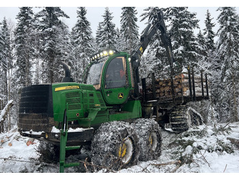 شاحنات نقل الأخشاب في الغابات JOHN DEERE
