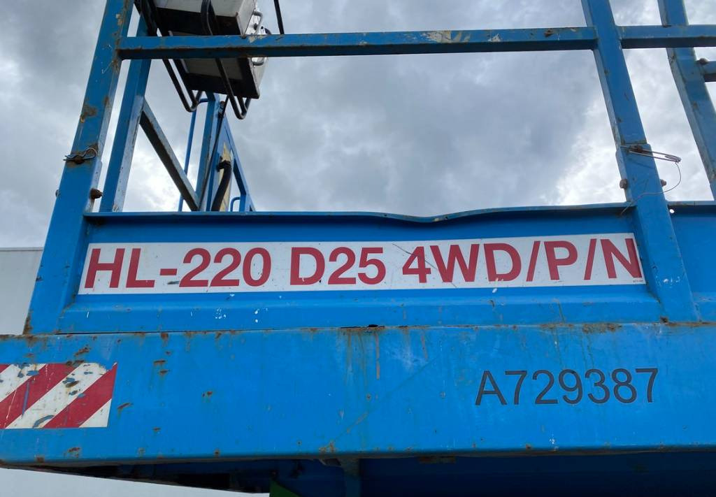 رافعات مقصية Holland Lift HL-220D25 4WD Diesel 4x4 Scissor Work Lift 2170cm: صور 38