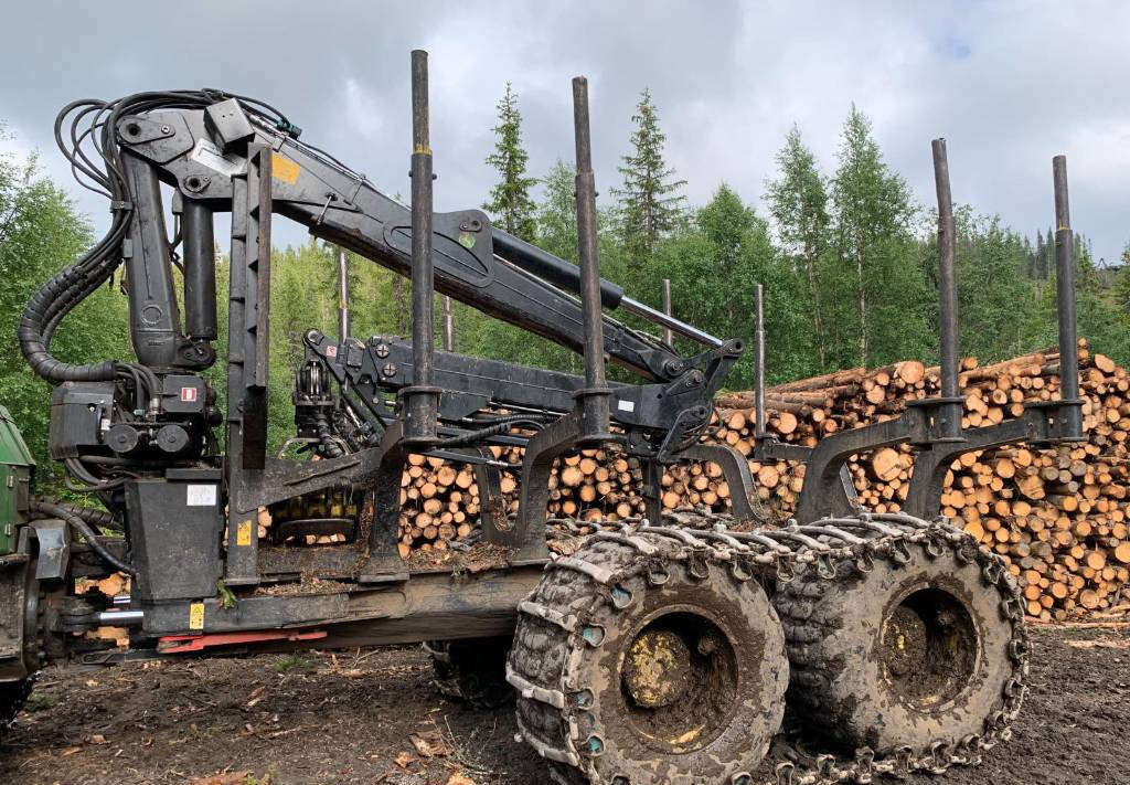 شاحنات نقل الأخشاب في الغابات John Deere 1510 E: صور 6
