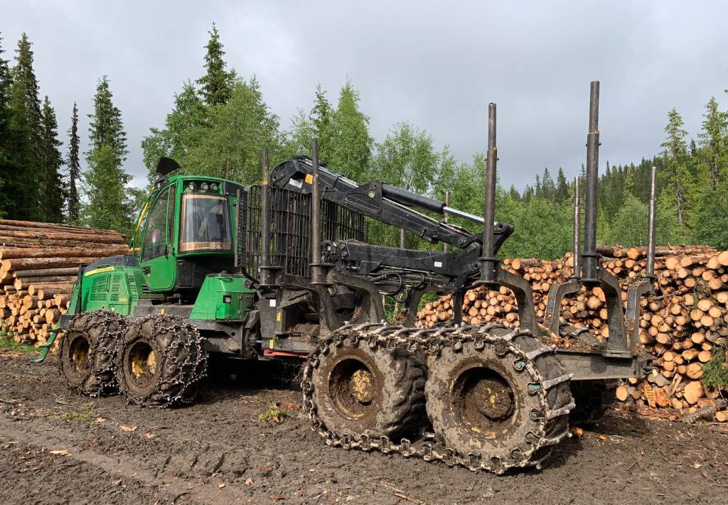 شاحنات نقل الأخشاب في الغابات John Deere 1510 E: صور 2