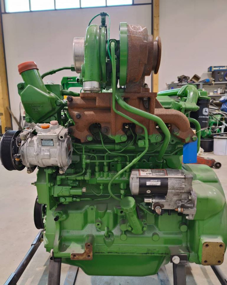 المحرك - معدات الغابات John Deere 810 E: صور 2