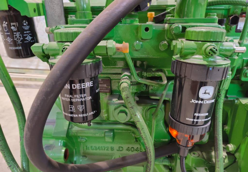 المحرك - معدات الغابات John Deere 810 E: صور 5