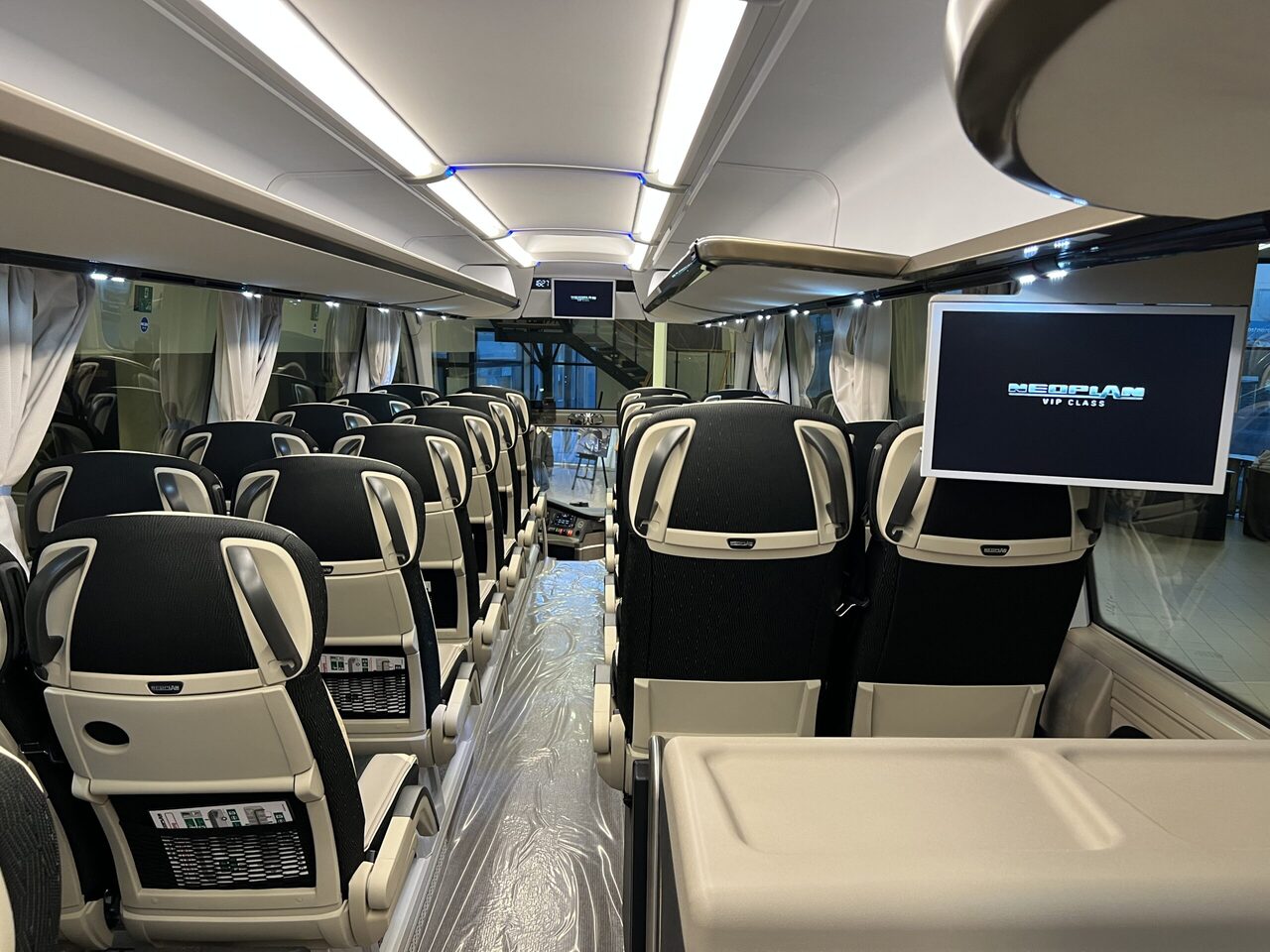 Neoplan Cityliner P15 Euro 6E V.I.P / Exclusive Class (Gräddfärgad skinnklädsel) إيجار Neoplan Cityliner P15 Euro 6E V.I.P / Exclusive Class (Gräddfärgad skinnklädsel): صور 27