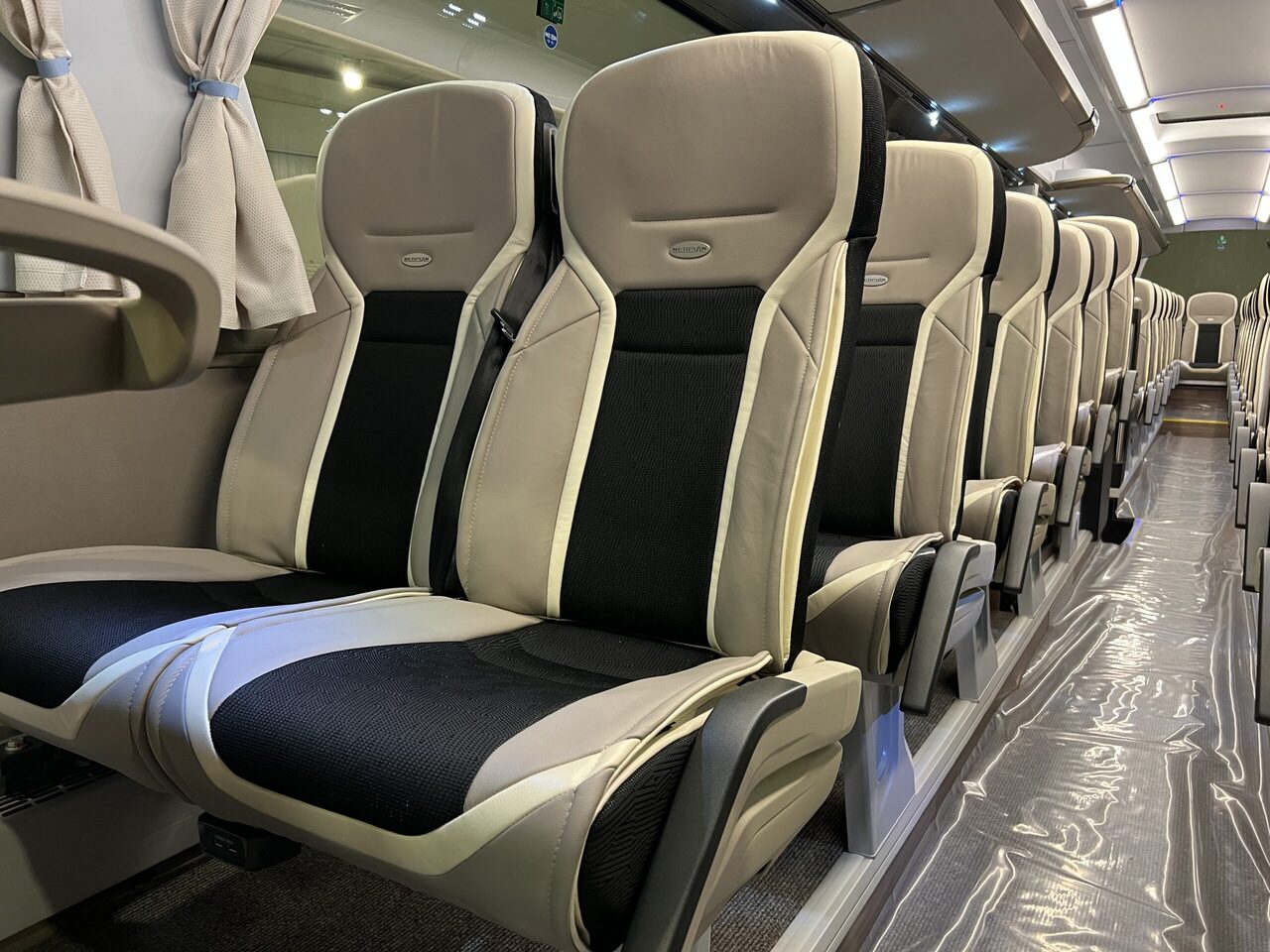 Neoplan Cityliner P15 Euro 6E V.I.P / Exclusive Class (Gräddfärgad skinnklädsel) إيجار Neoplan Cityliner P15 Euro 6E V.I.P / Exclusive Class (Gräddfärgad skinnklädsel): صور 20