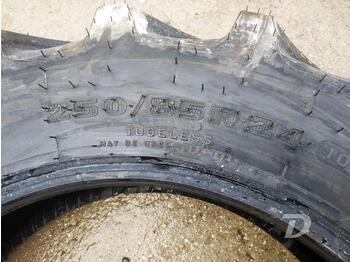 Firestone Performer 85 250/85R24 - الإطارات