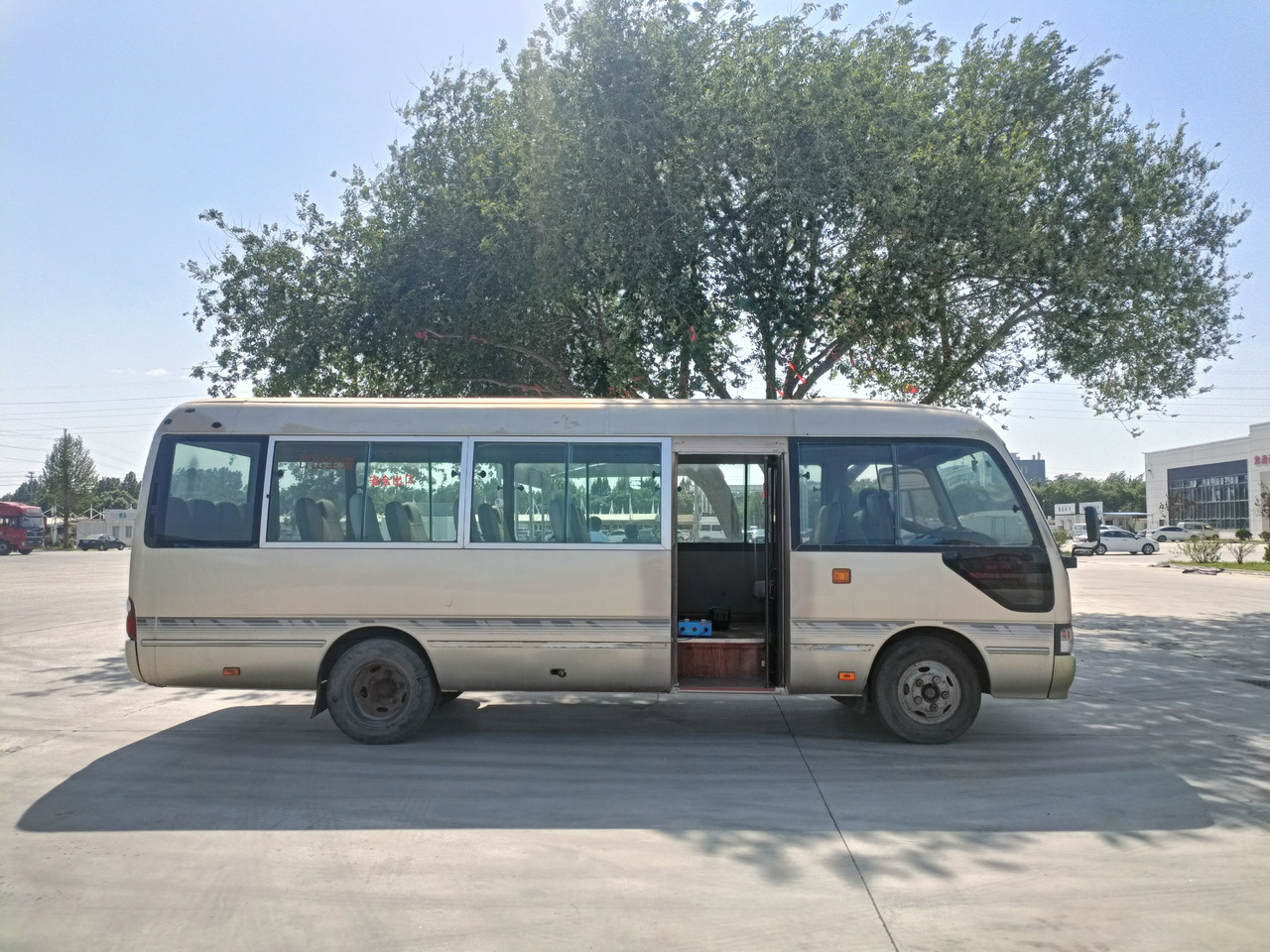 حافلة صغيرة, ميكروباص TOYOTA Coaster passenger bus 6 cylinders diesel: صور 6