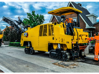 ماكينات لصقل الأسفلت CATERPILLAR