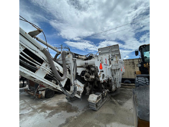 ماكينات لصقل الأسفلت