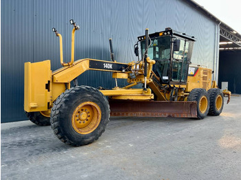 آلة تسوية الأرض CATERPILLAR 140K