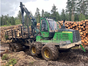 شاحنات نقل الأخشاب في الغابات JOHN DEERE
