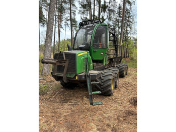 شاحنات نقل الأخشاب في الغابات JOHN DEERE