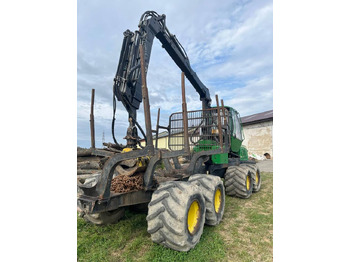 شاحنات نقل الأخشاب في الغابات JOHN DEERE