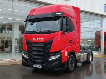 شاحنة جرار IVECO