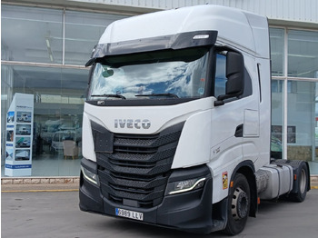 شاحنة جرار IVECO