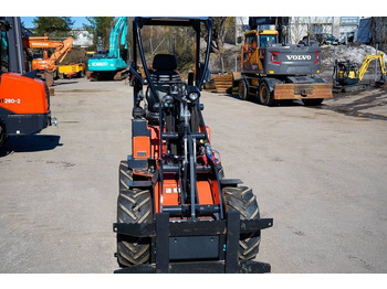 لودر مفصلي صغير Kubota RT100-2: صور 3