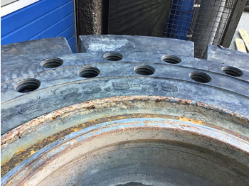 الإطارات والجنوط LIEBHERR