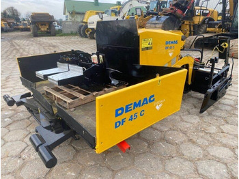 العامل بالقار DEMAG