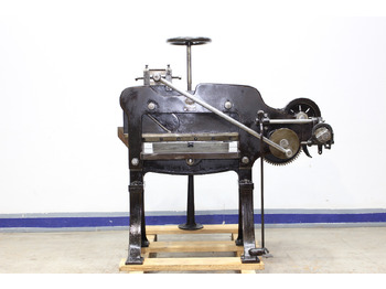 آلة قطع الورق