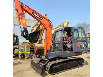 حفارات زحافة DOOSAN DX60W