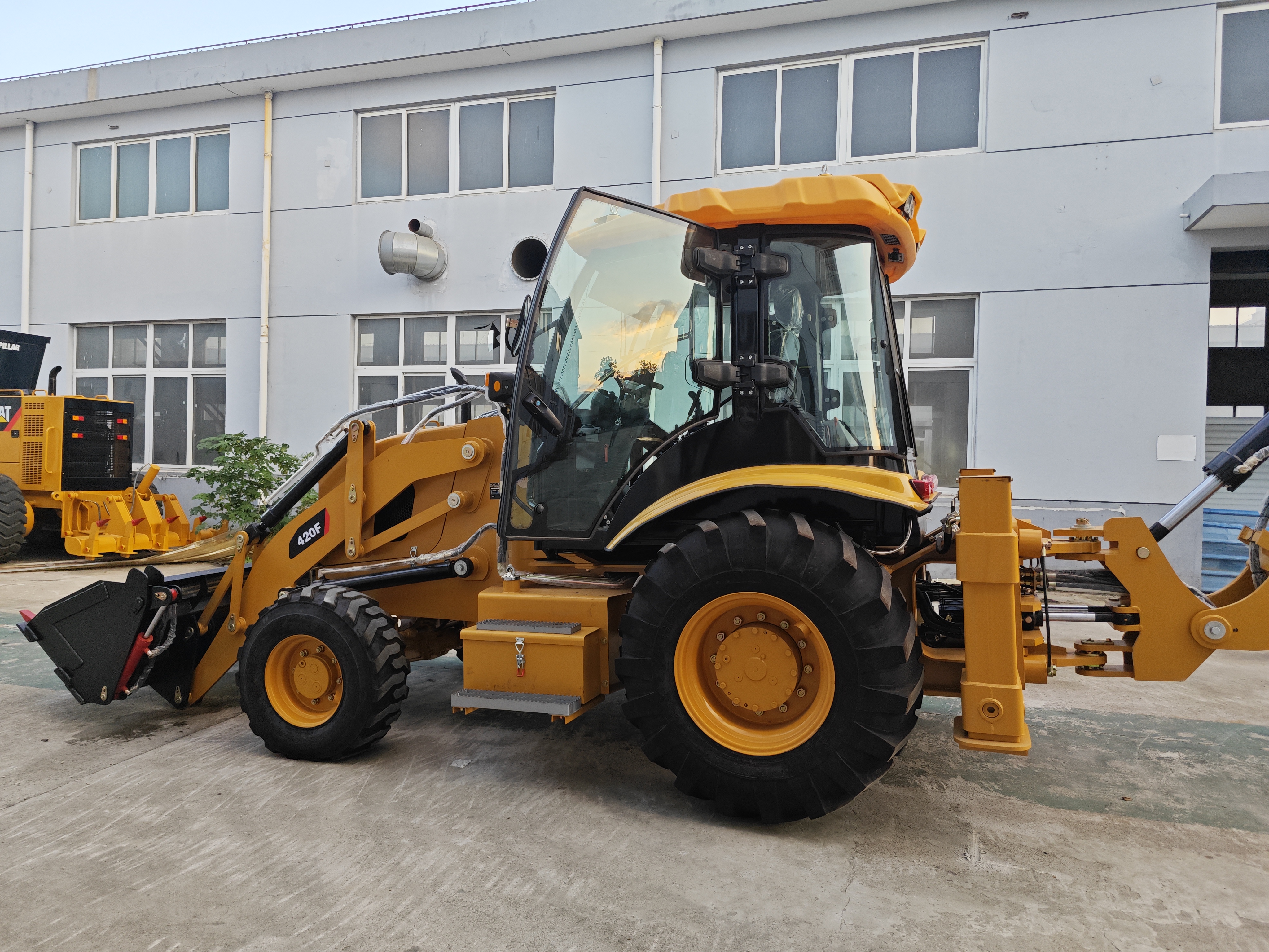 حفار متعدد الاستخدام CATERPILLAR 420F