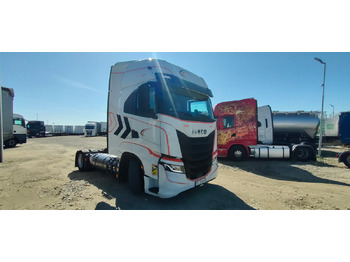 شاحنة جرار IVECO