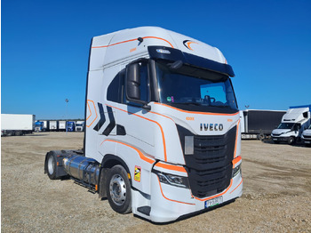 شاحنة جرار IVECO