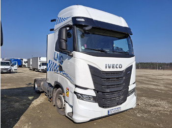 شاحنة جرار IVECO