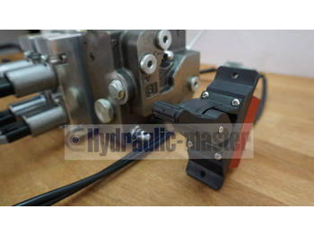 لوادر وحفارات أمامية - شاحنة Full proportional valve 3 sections SPV 20-120 l/min 12 or 24 V plug and play det also available with Walvoil DPX100: صور 2 لوادر وحفارات أمامية - شاحنة Full proportional valve 3 sections SPV 20-120 l/min 12 or 24 V plug and play det also available with Walvoil DPX100: صور 2