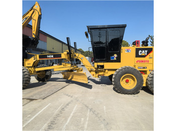 آلة تسوية الأرض CATERPILLAR 140K