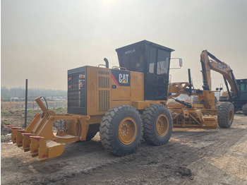 آلة تسوية الأرض CATERPILLAR 140K