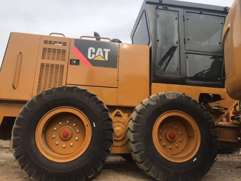 آلة تسوية الأرض CATERPILLAR 140K