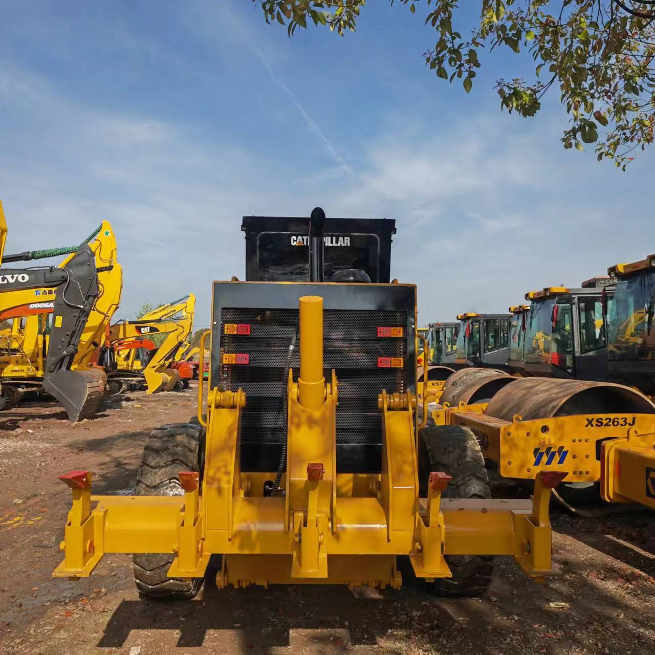 آلة تسوية الأرض CATERPILLAR 140H