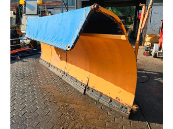 كاسحة ثلوج UNIMOG