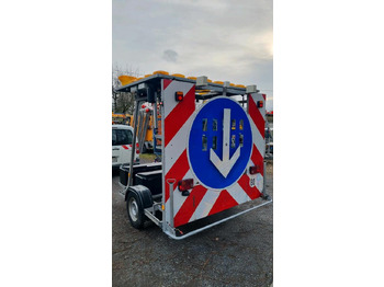 مقطورة Nissen LED Absperrtafel ABIS Dora Fat Fahrbare Verkehrsleittafel Verkehrsleitanhänger Verkehrssicherungsanhänger Leitanhänger Sperrwand: صور 5