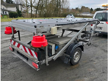 مقطورة Trebbiner 5-farbig Horizont VWT Verkehrsleittafel Verkehrswarnanhänger Verkehrsleitanhänger Verkehrssicherungsanhänger Nissen Absperrtafel: صور 2
