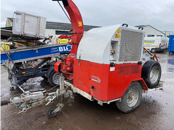 ماكينة تقطيع الأغصان