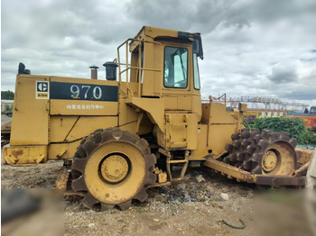 مدحلة الأسفلت CATERPILLAR