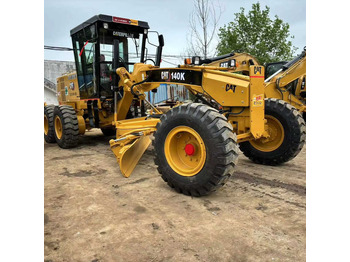آلة تسوية الأرض CATERPILLAR 140K