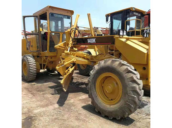 آلة تسوية الأرض CATERPILLAR 140K