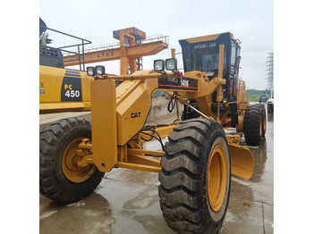 آلة تسوية الأرض CATERPILLAR 140K