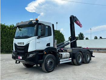 شاحنة ذات الخطاف IVECO Trakker
