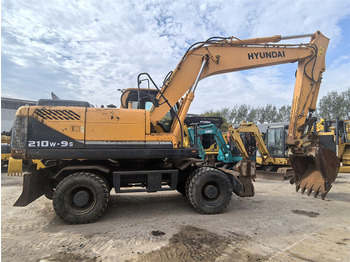 حفارة على عجلات HYUNDAI R210