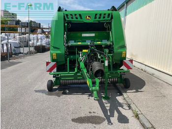 مكبس البالات المستطيله John Deere V451R: صور 3