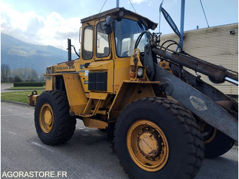 CHARGEUSE SUR PNEUS VOLVO L70 de 1993 n°9930 HS A REPARER إيجار CHARGEUSE SUR PNEUS VOLVO L70 de 1993 n°9930 HS A REPARER: صور 4