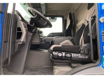 Interior photo 2: شاحنة ذات الخطاف MAN TGM 18.320 BL 4x2 Abrollkipper 14t Automatik