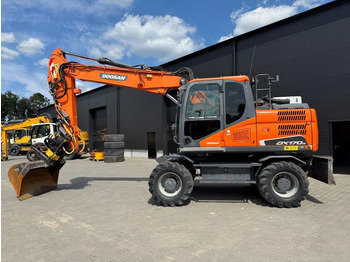 حفارة على عجلات DOOSAN