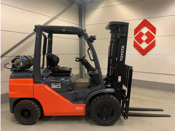 رافعة شوكية تعمل بالغاز TOYOTA FGF 30